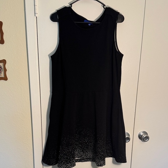 Black Sleeveless Dress with White Dotted Hem and Pockets - Picture 1 of 3